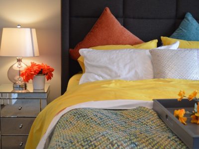 Poduszki dekoracyjne do słonecznej sypialni