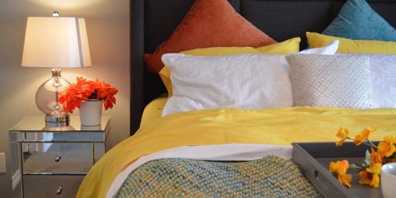 Poduszki dekoracyjne do słonecznej sypialni