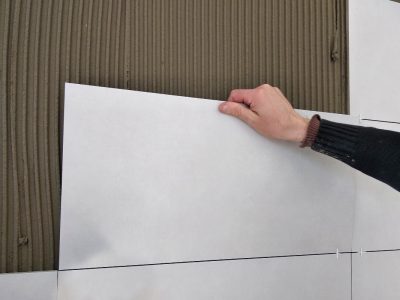 Czym różnią się płytki gresowe od ceramicznych?