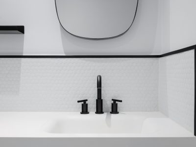 Czarna armatura w łazience – jak łączyć ją z wyposażeniem?