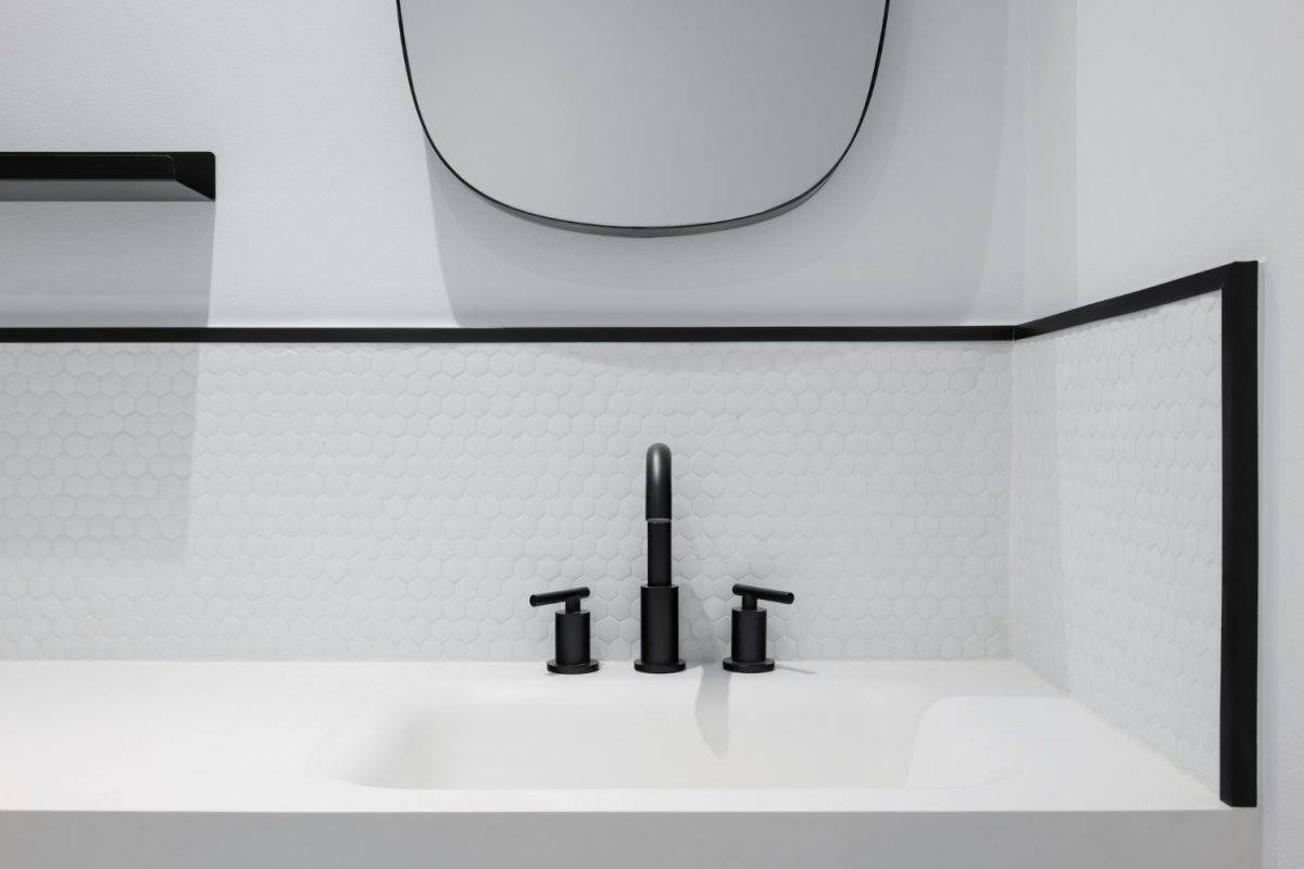 Black fixtures in the bathroom – how to combine them with the equipment?