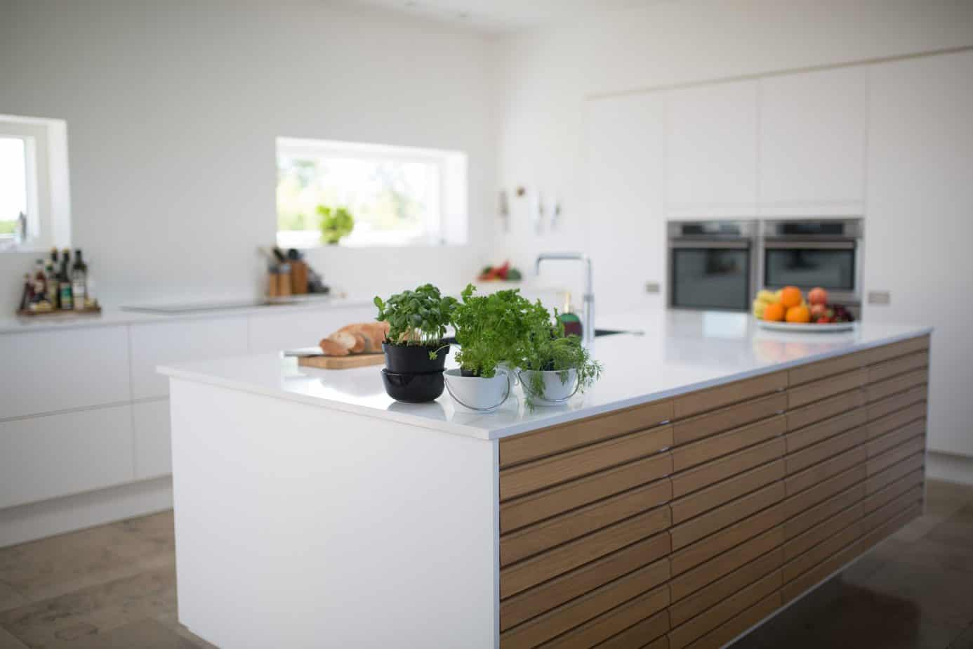 White countertop for the kitchen – advantages and disadvantages of this solution
